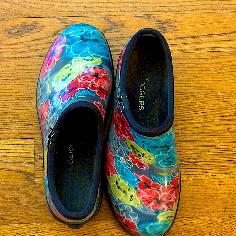 Size 10 Floral Woman’s Cloggers